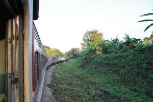 Fazenda com Sol raio janela Visão a partir de trem em curva foto