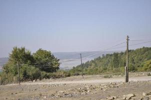 panorama do montanhas e árvores em uma ensolarado dia dentro a verão foto