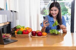 dieta, de pele branca jovem ásia mulher dentro uma azul camisa comendo vegetal salada e maçãs Como uma saudável dieta, optando para lixo Comida. fêmea nutricionista perdendo peso. saudável comendo conceito. foto