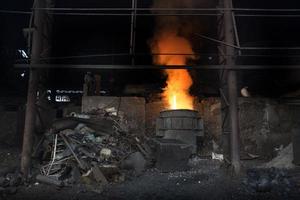 explosão forno dentro a fundição aço trabalho dentro demra, daca, Bangladesh. foto