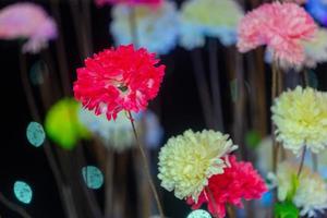 mão fez papel flor bastão e colorida iluminação. foto