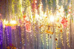 mão fez papel flor e decorativo iluminação, Casamento decoração etapa dentro Bangladesh. foto