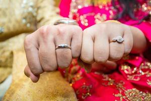 casado casal mostrando seus Casamento argolas às Bangladesh. fechar acima imagem. foto