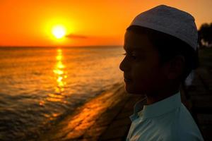 Bangladesh Junho 22, 2019 uma Garoto carrinhos de a rio assistindo a tarde pôr do sol às Chandpur, Bangladesh. foto