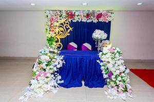 artificial colorida papel flores com azul-marinho cor Sediada Casamento etapa decoração. foto