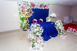 artificial colorida papel flores com azul-marinho cor Sediada Casamento etapa decoração. foto
