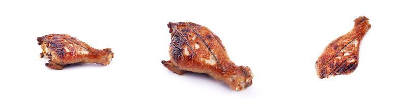 panorama de pernas de frango frito grelhadas em um fundo branco foto