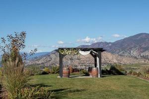 uma pérgola decorado com flores para uma Casamento dentro a montanhas foto