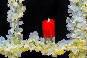 Casamento etapa com artificial velas e flores decoração. foto