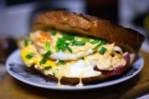 sanduíche caseiro quente com ovo, queijo e cebolinha foto