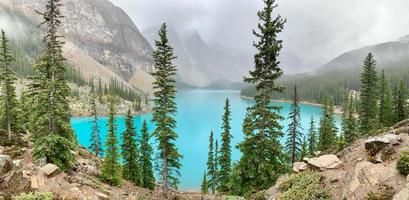 morena lago dentro banff nacional parque em uma chuvoso dia foto