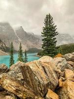 a Rocha pilha às morena lago dentro banff nacional parque em uma chuvoso dia foto