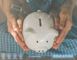 família salvando plano para criança Educação despesas estude Bolsa de estudos conceito. mãe e Dauther mão segurando porquinho banco, criança bolsa universidade conceito foto