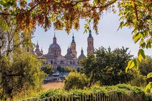 setembro outono Visão do a catedral e a rio dentro Zaragoza dentro Espanha em uma caloroso ensolarado dia foto