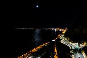 calma noite Visão do a ruas e porta do alicante a partir de a torre foto