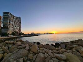 pitoresco nascer do sol em a de praia dentro a espanhol cidade do alicante foto