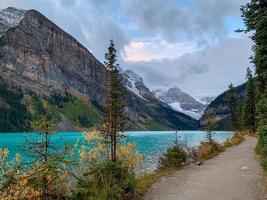 trilha em a costa do lago louise dentro banff nacional parque foto