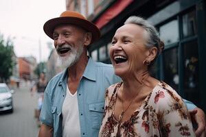idosos casal ter Diversão às cidade rua. idosos homem e mulher estão caminhando junto, sorridente e enganar em volta. feliz velho idade. criada com generativo ai foto