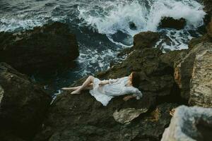 mulher dentro branco Casamento vestir em mar costa molhado cabelo inalterado foto