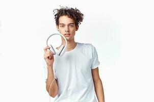 adolescente vestindo fones de ouvido Novo tecnologia branco camiseta isolado fundo música modelo foto