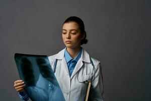 fêmea médico raio X levar uma acompanhamento vestido saúde profissional trabalho foto