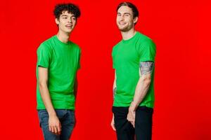 dois amigos dentro verde Camisetas Diversão comunicação vermelho fundo foto