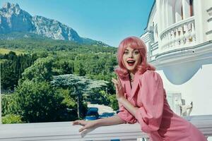 mulher posando em a terraço montanha Visão estilo de vida verão dia foto