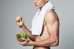 desportivo homem com toalha em ombros dieta Comida saúde comendo exercite-se foto