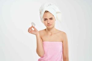 mulher com toalha limpa pele com esponja saúde problemas higiene foto