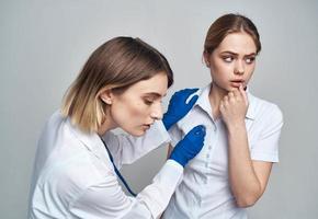 mulher médico examina paciente saúde estilo de vida estetoscópio foto