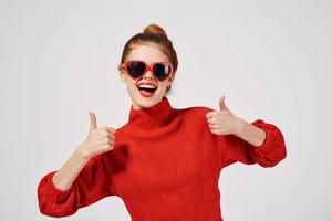 elegante mulher moderno estilo oculos de sol luz fundo foto