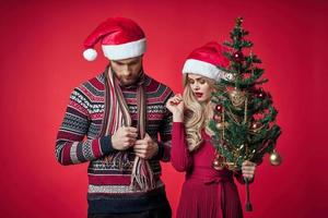 alegre casado casal comemoro Natal Novo ano vermelho fundo foto