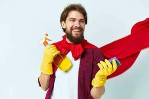 homem dentro vermelho capa de chuva detergente profissional trabalhos estilo de vida foto