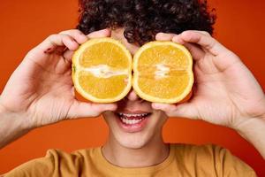 cara com encaracolado cabelo laranjas perto face emoções fechar-se foto