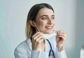 mulher enfermeira dentro médico mascarar azul estetoscópio luz fundo foto