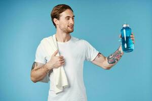 esporte homem dentro branco camiseta água garrafa saúde exercite-se isolado fundo foto