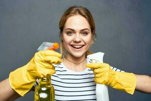 alegre mulher fornecendo limpeza serviço às casa foto