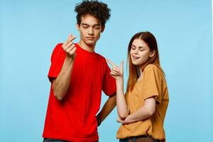 homem e mulher dentro multicolorido Camisetas comunicação emoções moderno estilo foto