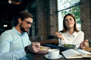 o negócio homem e mulher sentado dentro cafeteria almoço comunicação estilo de vida foto