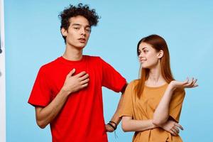 alegre jovem casal multicolorido Camisetas moderno estilo moda azul fundo foto