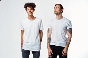 dois alegre amigos dentro Camisetas emoções estilo de vida luz fundo foto