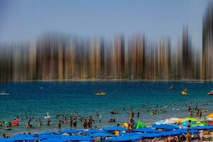 panorama de praia dentro Benidorm Espanha em uma caloroso verão feriado dia foto