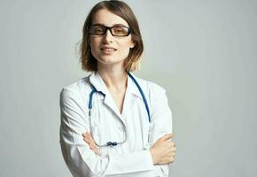 retrato do uma fêmea médico dentro uma médico vestido e uma azul estetoscópio foto