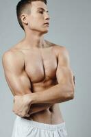sexy atleta com bombeado músculos fisiculturista ginástica bíceps modelo foto
