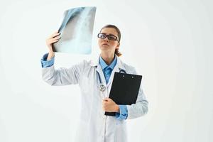 mulher radiologista olhando às raio X fechar-se exame hospital foto