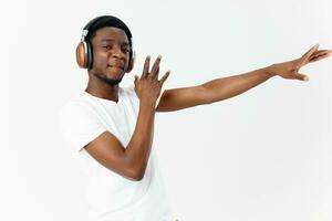 homem do africano aparência dentro fones de ouvido música amante dança luz fundo foto