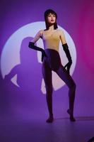 bonita jovem fêmea cena Holofote posando néon estúdio modelo inalterado foto
