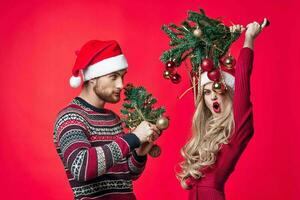 alegre jovem casal Natal feriado vermelho fundo decoração foto