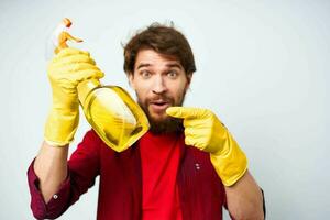 homem dentro borracha luvas detergente emoções vermelho camisa tarefas domésticas foto