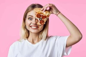 alegre bonita mulher dentro branco camiseta pizza velozes Comida lanche restaurante foto